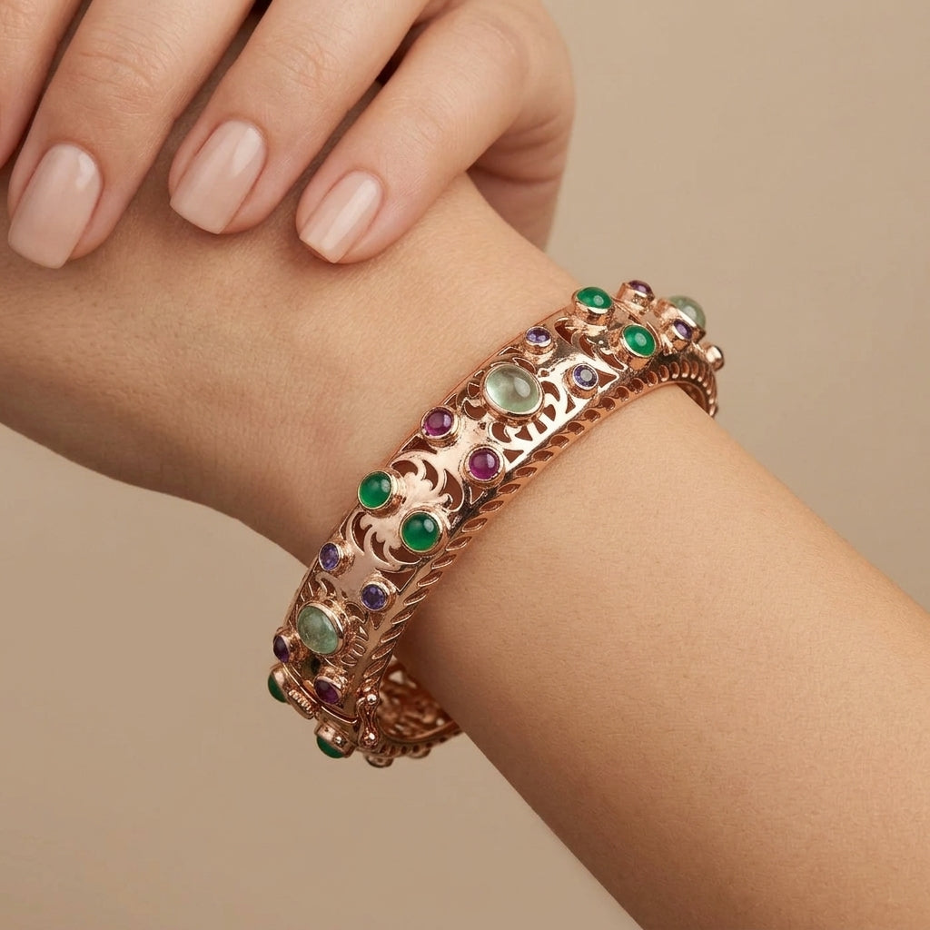 Bracelet jonc beldi en or rose 18k serti de pierres multicolores - bijou porté par une mannequin