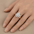 Bague en or rose 18k goutte pavée de pierres - bijou porté par une mannequin