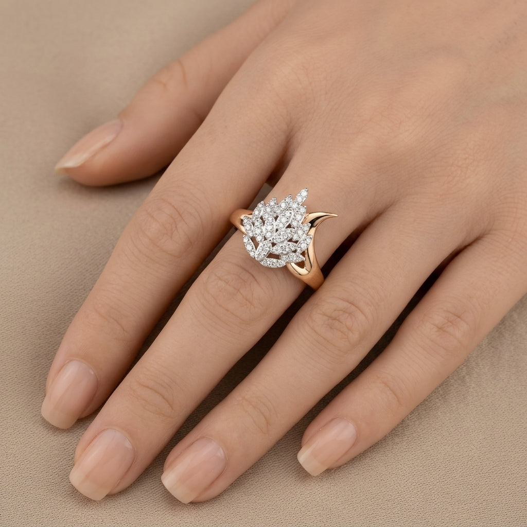 Bague en or rose 18k goutte pavée de pierres - bijou porté par une mannequin