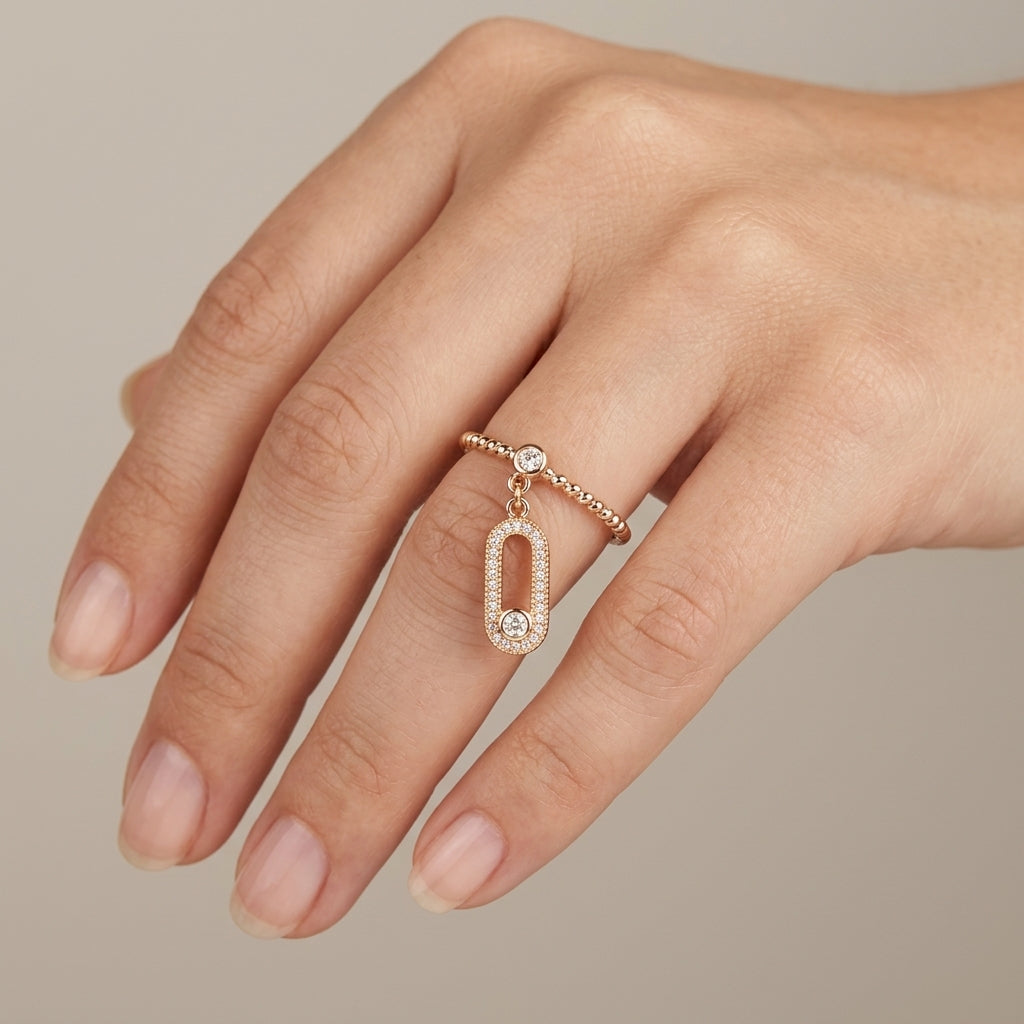 Bague fine en or rose 18k ovale serti, pierre mobile, anneau torsadé - bijou porté par une mannequin