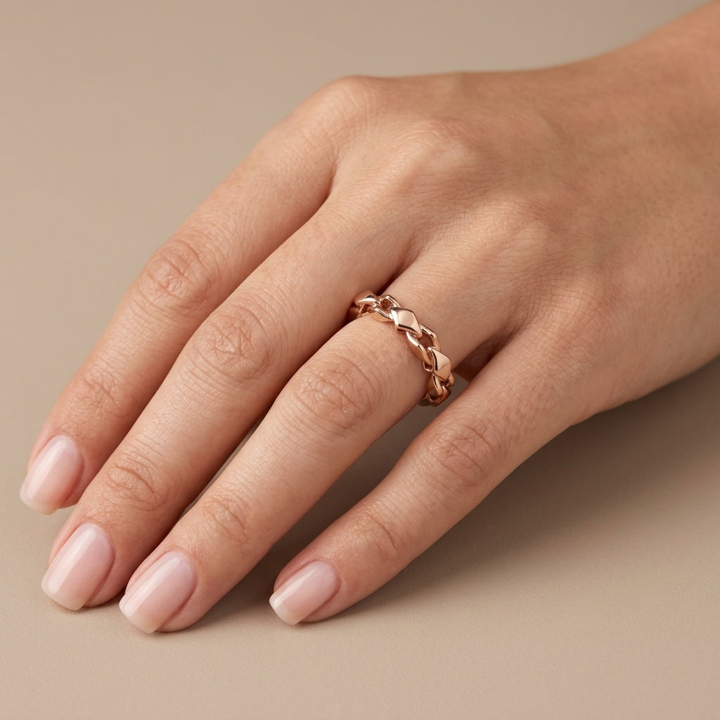Bague anneau en or rose 18k motif maille cubaine - bijou porté par une mannequin