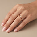 Bague anneau en or rose 18k motif maille cubaine - bijou porté par une mannequin