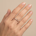 Bague anneau en or rose 18k motif ciselé - bijou porté par une mannequin