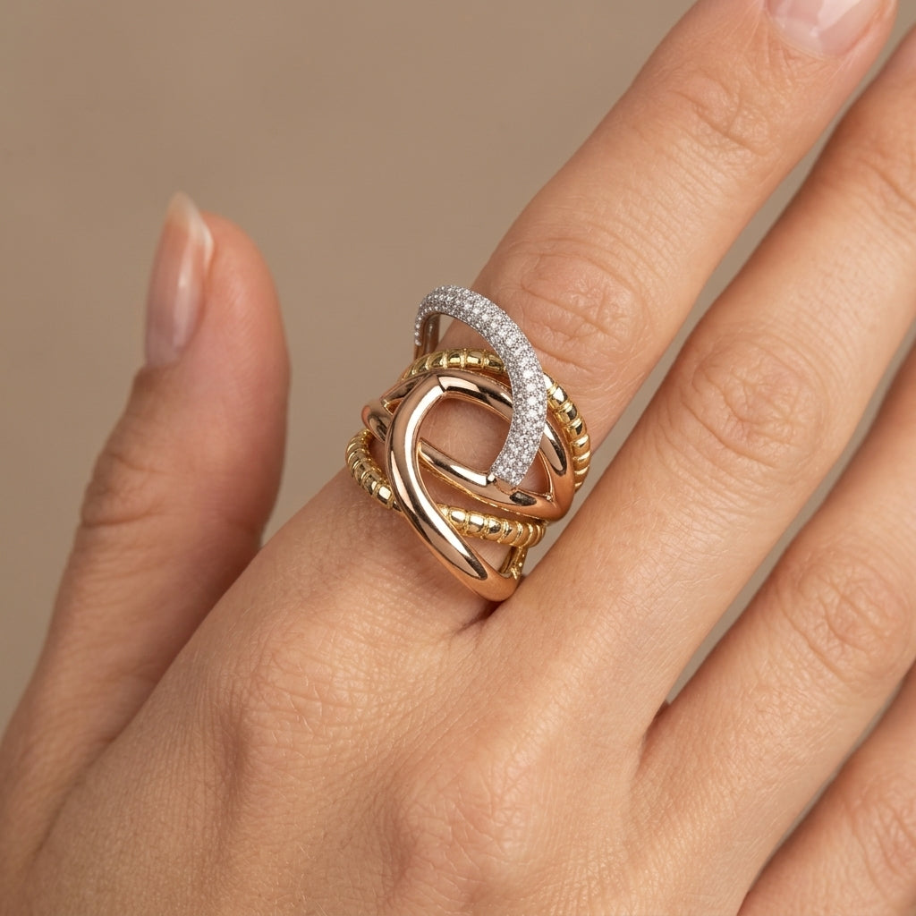 Bague croisée en or rose 18k anneaux pavés et torsadés - bijou porté par une mannequin