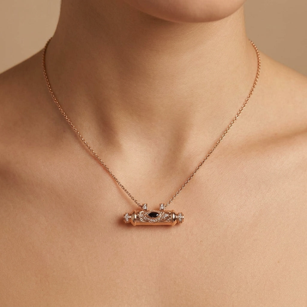 Collier en or rose 18k pendentif barrette sertie, pierres mobiles - bijou porté par une mannequin