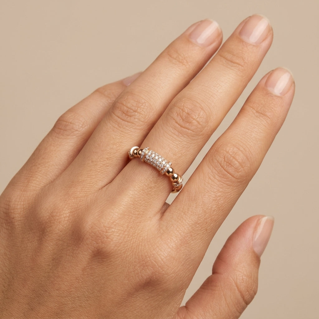 Bague fine en or rose 18k barrette sertie, anneau boules - bijou porté par une mannequin