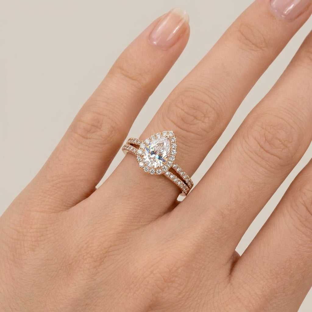 Bague solitaire halo en or rose 18k anneau serti de pierres - bijou porté par une mannequin