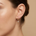 Boucles d'oreilles mini créoles en or jaune 18k pampilles serties - bijou porté par une mannequin
