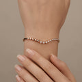 Bracelet jonc en or rose 18k pyramides et rangée sertie - bijou porté par une mannequin