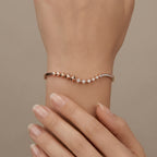 Bracelet jonc en or rose 18k pyramides et rangée sertie - bijou porté par une mannequin
