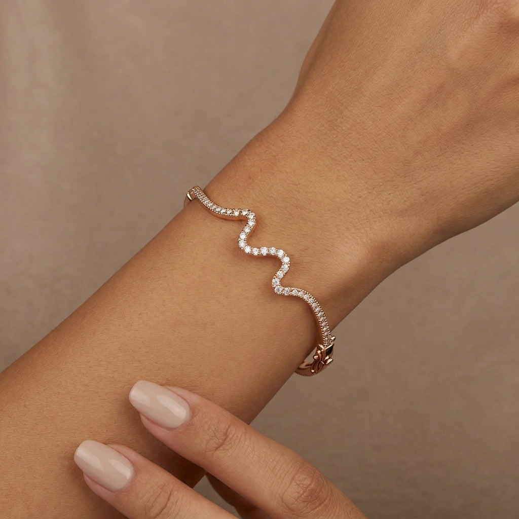 Bracelet jonc serpent en or rose 18k serti de pierres - bijou porté par une mannequin