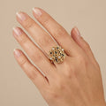 Bague boulhya en or jaune 18k rosace ajourée - bijou porté par une mannequin