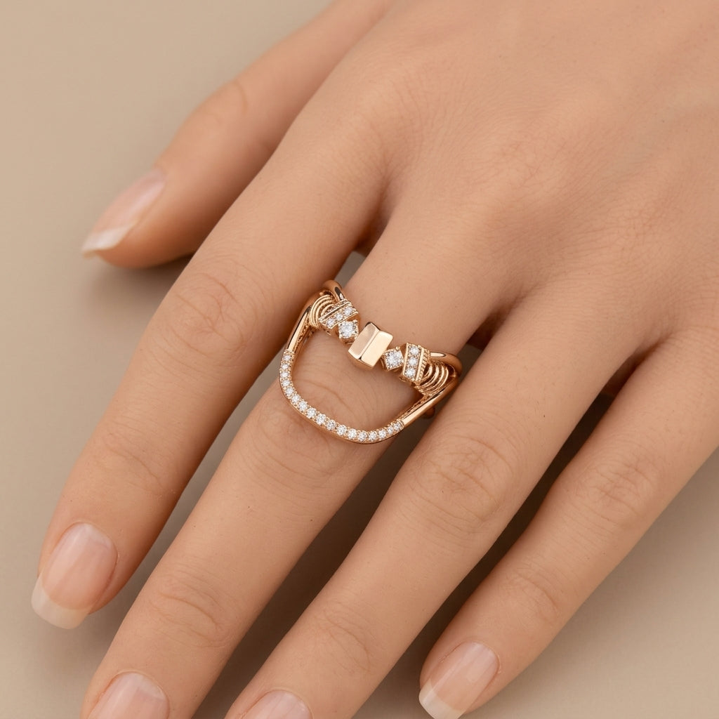 Bague en or rose 18k chaton rectangulaire serti, anneau croisé - bijou porté par une mannequin