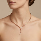 Collier torque rigide en or rose 18k - bijou porté par une mannequin