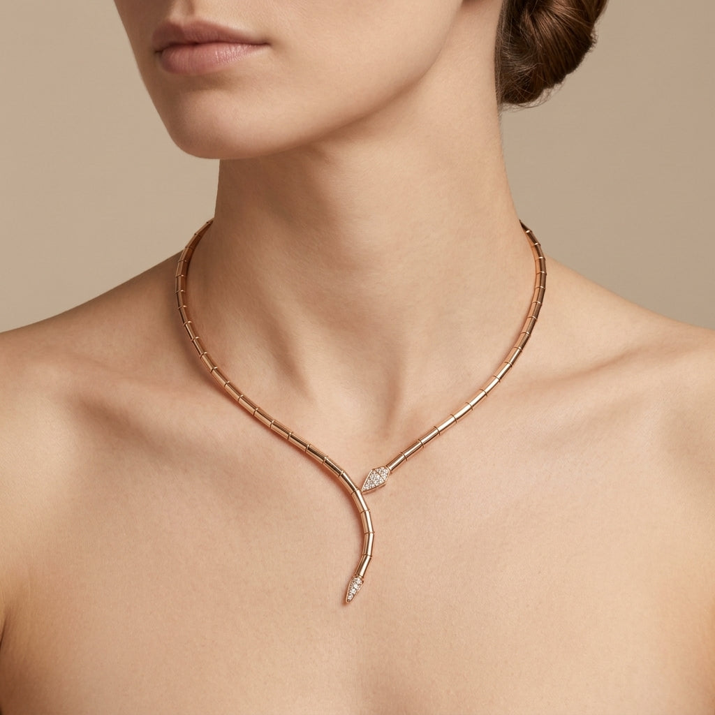 Collier torque rigide en or rose 18k - bijou porté par une mannequin