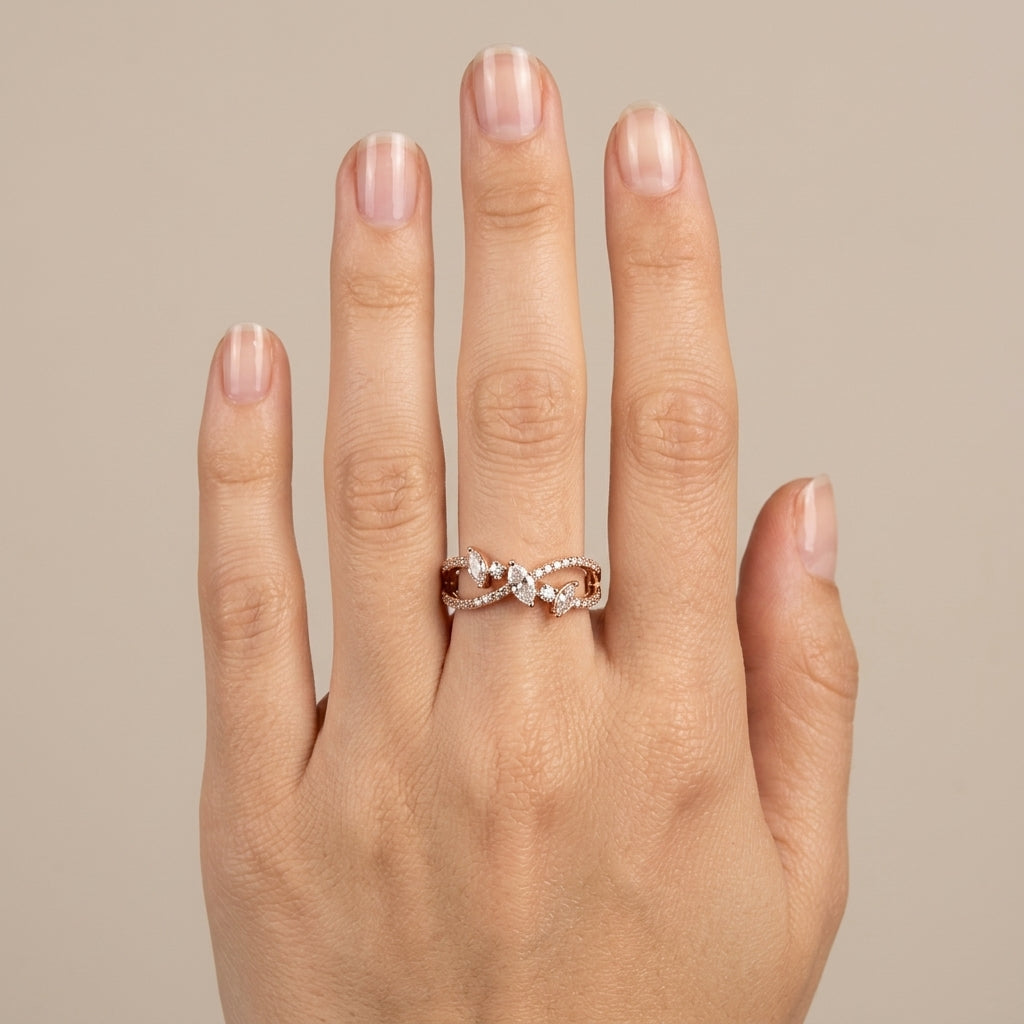 Bague en or rose 18k feuilles serties de pierres - bijou porté par une mannequin