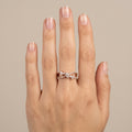 Bague en or rose 18k feuilles serties de pierres - bijou porté par une mannequin