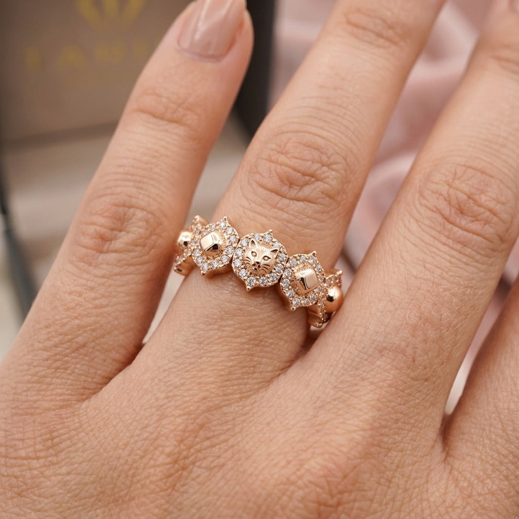 Bague en or rose 18k fleurs serties de pierres - bijou porté par une mannequin