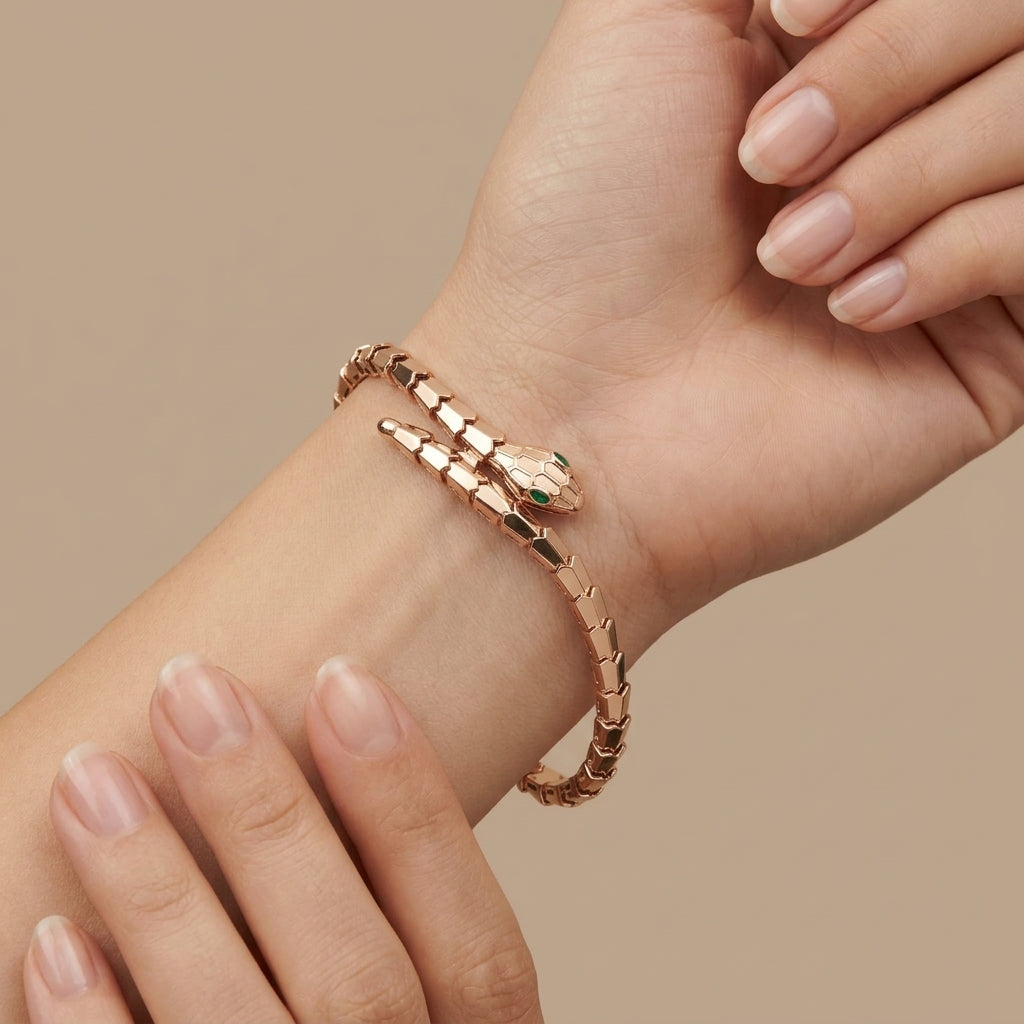 Bracelet serpent en or rose 18k maillons articulés - bijou porté par une mannequin