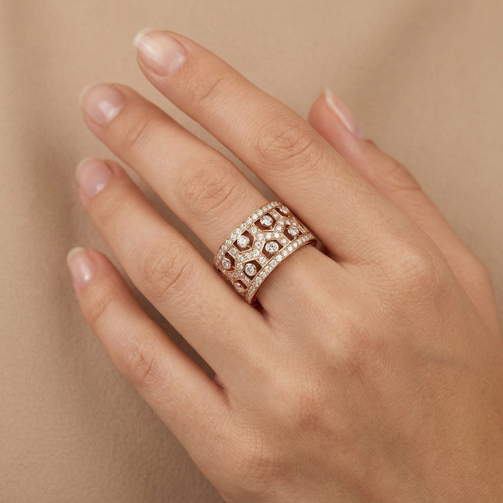 Bague large en or rose 18k pavée de pierres, motif ajouré - bijou porté par une mannequin