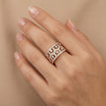 Bague large en or rose 18k pavée de pierres, motif ajouré - bijou porté par une mannequin