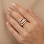 Bague large en or rose 18k pavée de pierres, motif ajouré - bijou porté par une mannequin