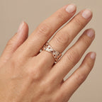 Bague croisée en or rose 18k motifs cœurs sertis - bijou porté par une mannequin