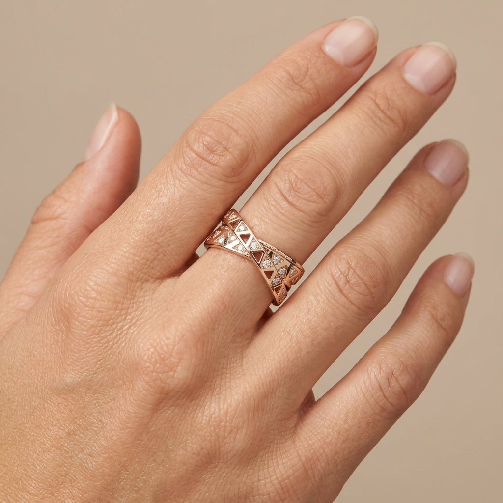 Bague croisée en or rose 18k motifs cœurs sertis - bijou porté par une mannequin