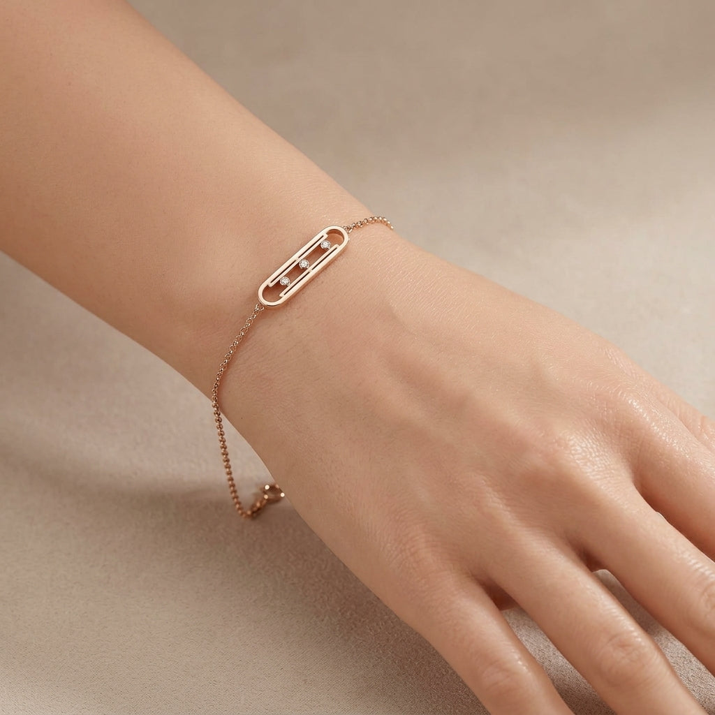 Bracelet chaîne en or rose 18k plaque ovale sertie, pierres mobiles - bijou porté par une mannequin