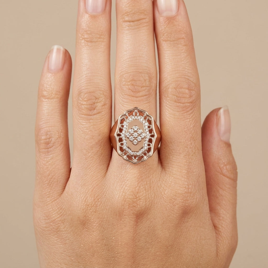 Bague en or rose 18k plaque hexagonale pavée de pierres - bijou porté par une mannequin