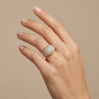 Bague dôme en or rose 18k pavée de pierres - bijou porté par une mannequin