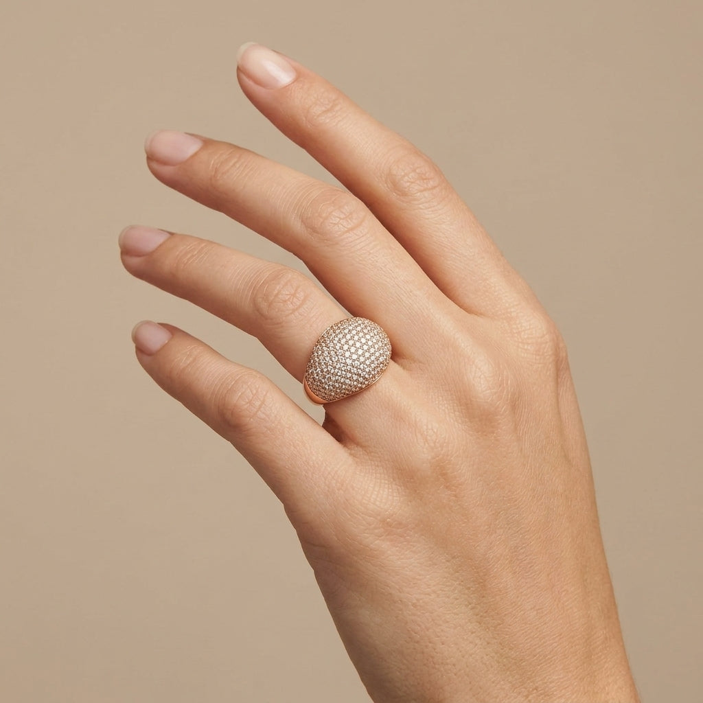 Bague dôme en or rose 18k pavée de pierres - bijou porté par une mannequin