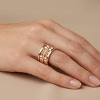 Bague large en or rose 18k pyramides et rangées serties - bijou porté par une mannequin