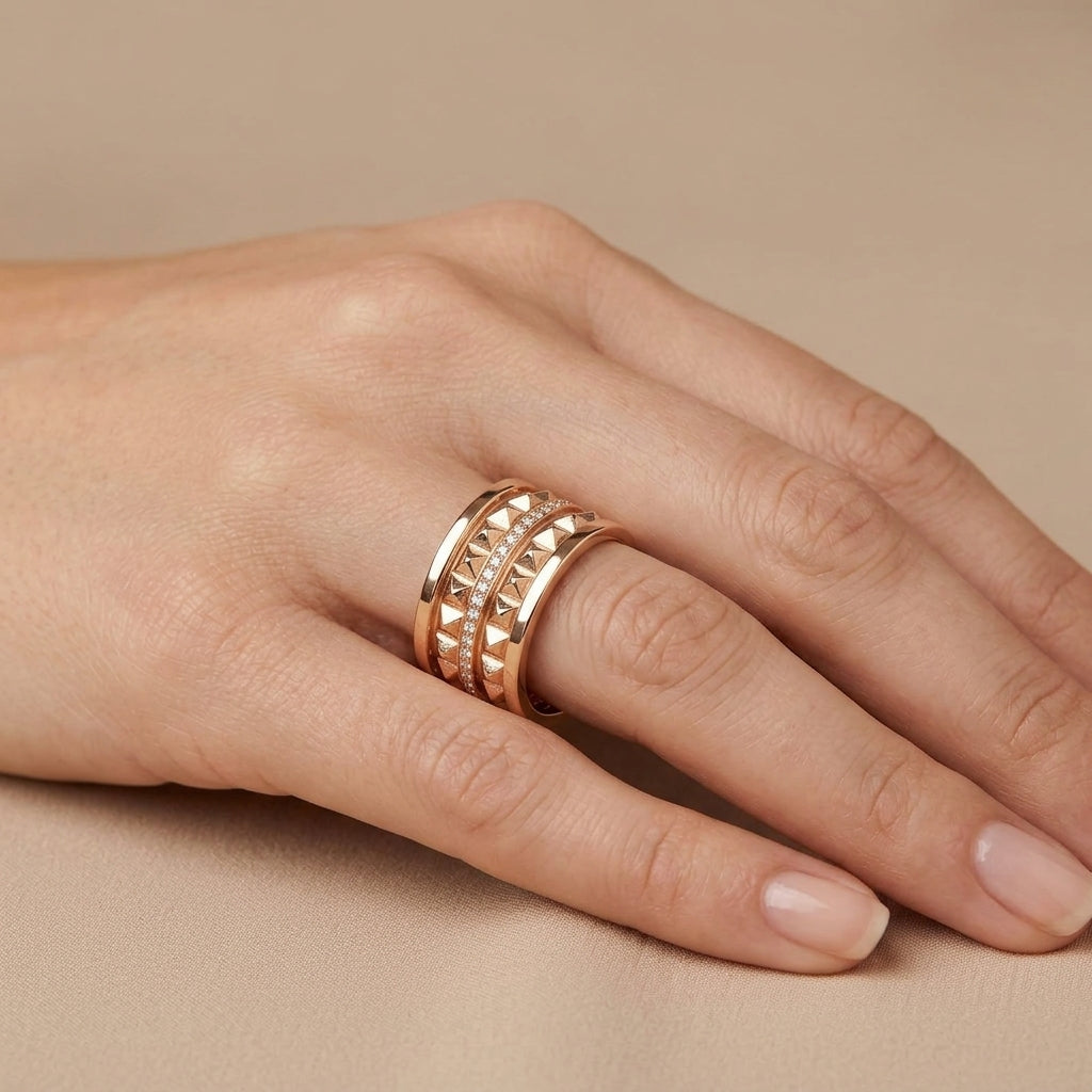 Bague large en or rose 18k pyramides et rangées serties - bijou porté par une mannequin