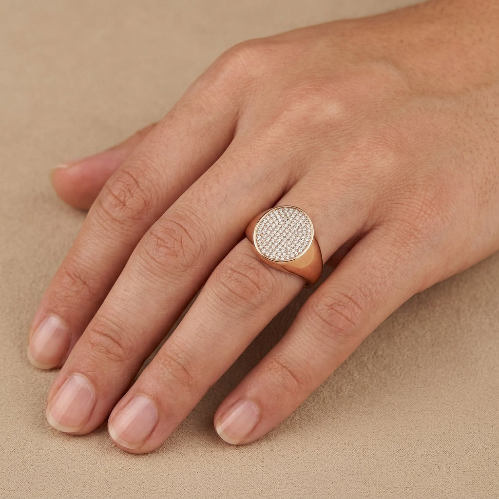 Bague chevalière en or rose 18k chaton rond pavé de pierres - bijou porté par une mannequin