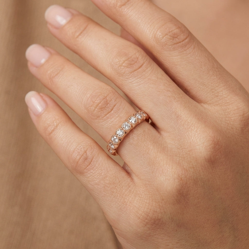 Bague fine en or rose 18k demi-tour sertie de pierres - bijou porté par une mannequin