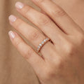Bague fine en or rose 18k demi-tour sertie de pierres - bijou porté par une mannequin