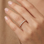 Bague fine en or rose 18k demi-tour sertie de pierres - bijou porté par une mannequin