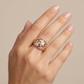 Bague dôme en or rose 18k pavée de pierres, motif ajouré - bijou porté par une mannequin