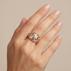 Bague dôme en or rose 18k pavée de pierres, motif ajouré - bijou porté par une mannequin