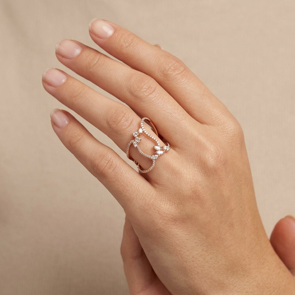 Bague en or rose 18k double anneau serti, motif feuille - bijou porté par une mannequin