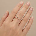 Bague anneau en or rose 18k motifs géométriques sertis - bijou porté par une mannequin