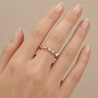 Bague anneau en or rose 18k motifs géométriques sertis - bijou porté par une mannequin