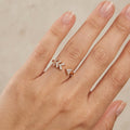 Bague ouverte en or rose 18k chevrons sertis de pierres - bijou porté par une mannequin