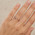 Bague ouverte en or rose 18k chevrons sertis de pierres - bijou porté par une mannequin