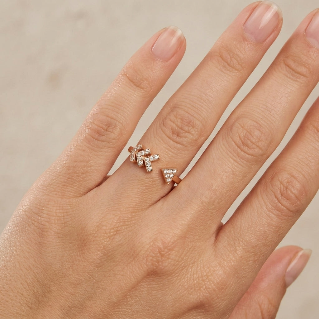 Bague ouverte en or rose 18k chevrons sertis de pierres - bijou porté par une mannequin