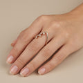 Bague en or rose 18k motif V serti de pierres - bijou porté par une mannequin