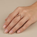 Bague en or rose 18k motif V serti de pierres - bijou porté par une mannequin