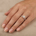 Bague solitaire pierre carrée halo en or rose 18k double anneau serti - bijou porté par une mannequin