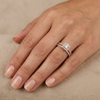 Bague solitaire pierre carrée halo en or rose 18k double anneau serti - bijou porté par une mannequin